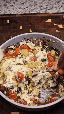 Запеченный томатный дип с бурратой и чесночными крутонами