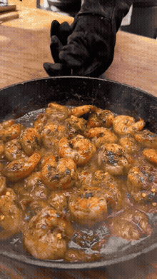 Гамба на сковороде с каперсами и лимонным маслом
