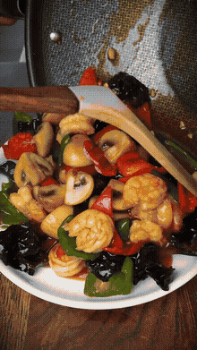 Креветки с грибами и овощами